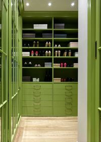 Г-образная гардеробная комната в зеленом цвете Уральск